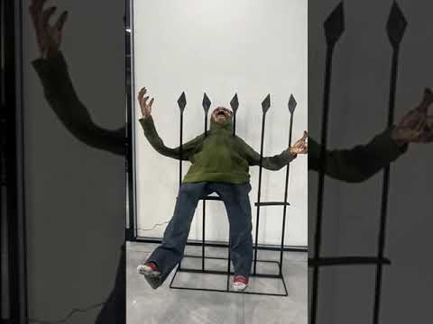 Décoration Halloween: Homme sur une Clôture - lumière, son & mouvement (134cm)